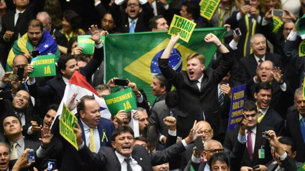 En un ambiente tenso y de gritos, los diputados brasileños votaron a favor del juicio político a la presidenta.