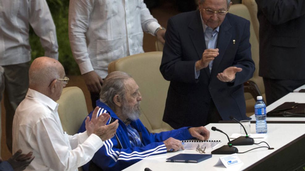 El líder histórico de la Revolución Cubana apareció con buen semblante pese a los rumores de sus problemas de salud, vestido con camisa y campera deportiva azul.