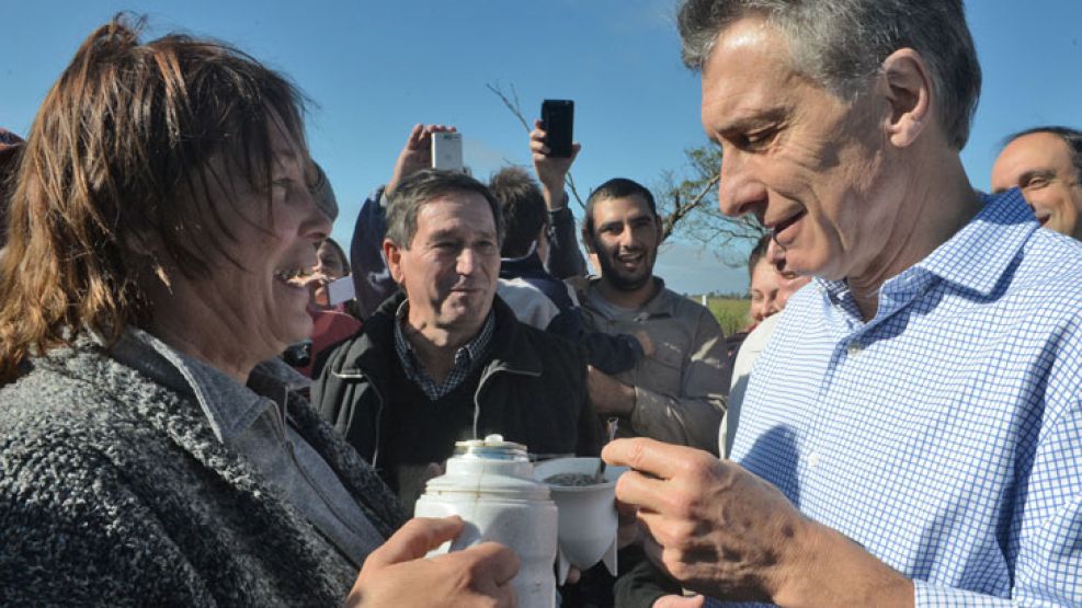 El Presidente Mauricio Macri visitó hoy a familias damnificadas por las inundaciones en Colonia Fidela, Santa Fe.