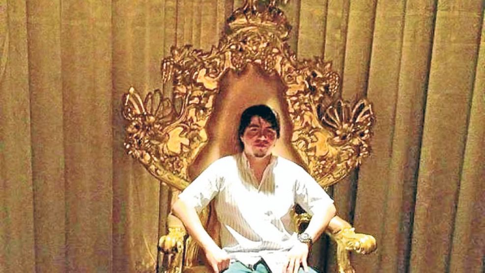 Heredero. El hijo del empresario se retrató en un trono dorado.