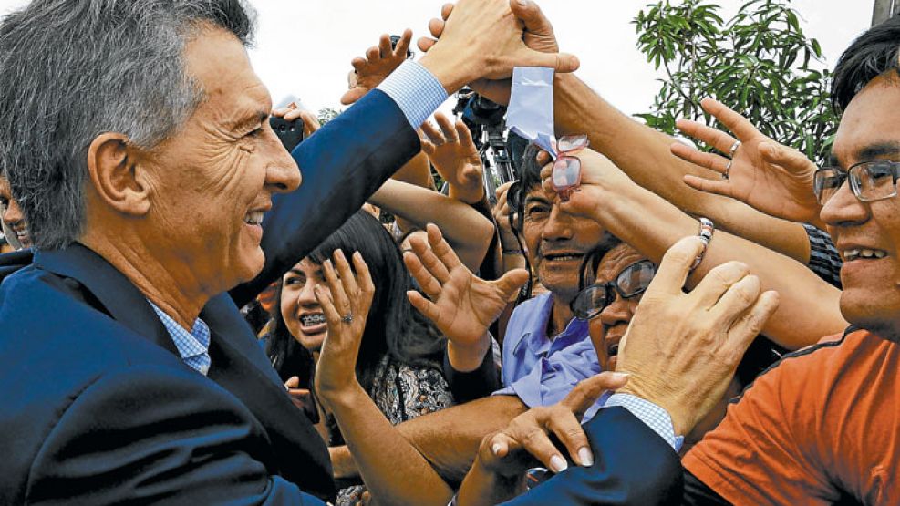 Todas las manos. Ayer, el Presidente estuvo en Clorinda, Formosa, donde anunció la construcción de una planta potabilizadora.