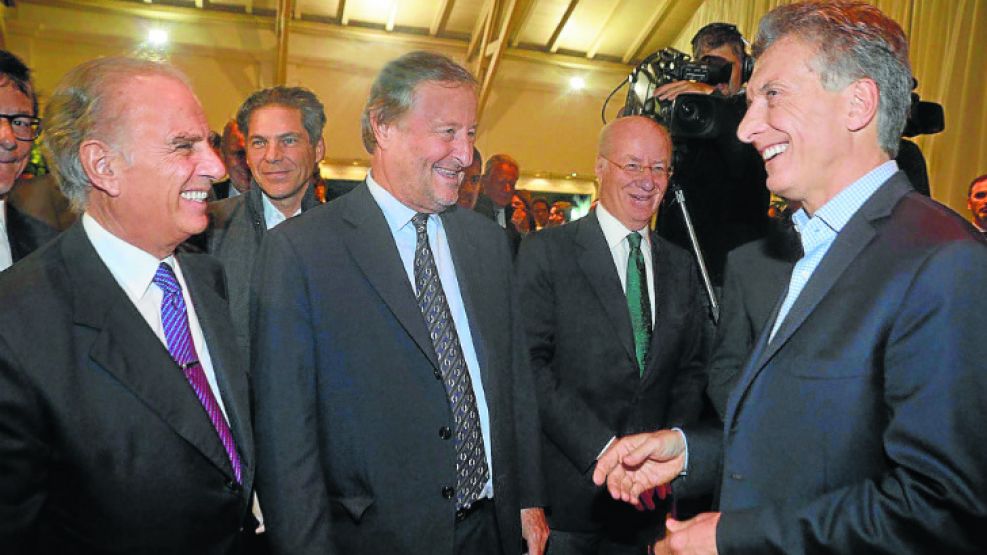 Alejandro Bulgheroni, Cristiano Rattazzi y Paolo Rocca bromean con Mauricio Macri durante la multitudinaria convocatoria presidencial a empresarios en la Quinta de Olivos.