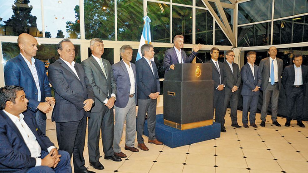 MACRI con todos sus ministros, exponiendo frente a los principales empresarios del país el lunes pasado en Olivos, en el contexto del anuncio de la salida del default.