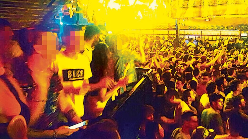 Sabado 23 de abril, 3 am. Una multitud baila al ritmo del DJ en un ambiente de luces y colores inspirados en Bollywood. Desde los altoparlantes dicen: “No a las drogas. No al alcohol. Consumamos respo