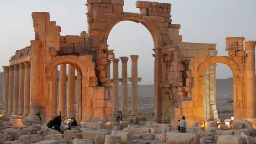Arco de triunfo de Palmira, incluido en en la lista del Patrimonio de la Humanidad en peligro, finalmente dinamitado y destruido en octubre de 2015 por el Estado Islámico.