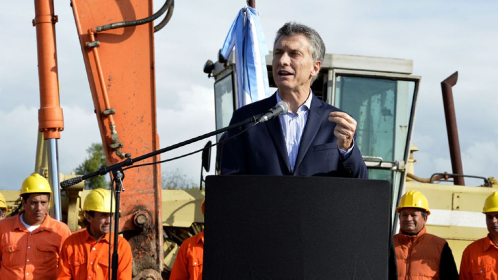 En el día de la marcha sindical, el Presidente viaja a Tucumán.