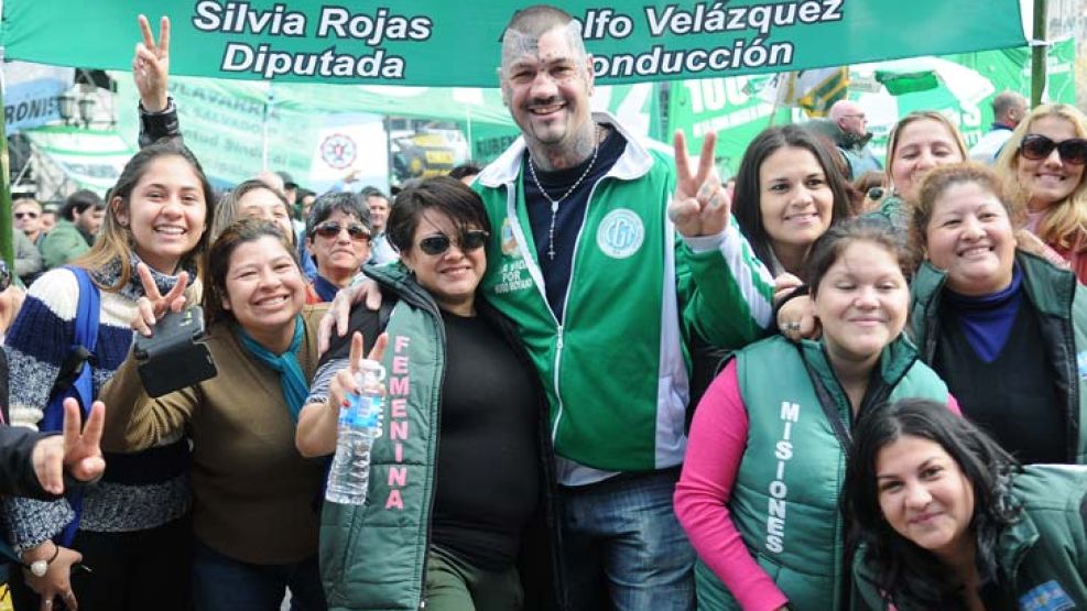 Las 5 centrales obreras encabezaron un acto masivo en avenida Paseo Colón e Independencia, frente al Monumento al trabajo. 