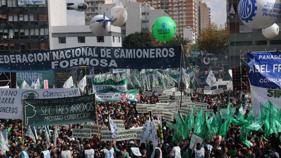 Las 5 centrales obreras encabezaron un acto masivo en avenida Paseo Colón e Independencia, frente al Monumento al trabajo. 