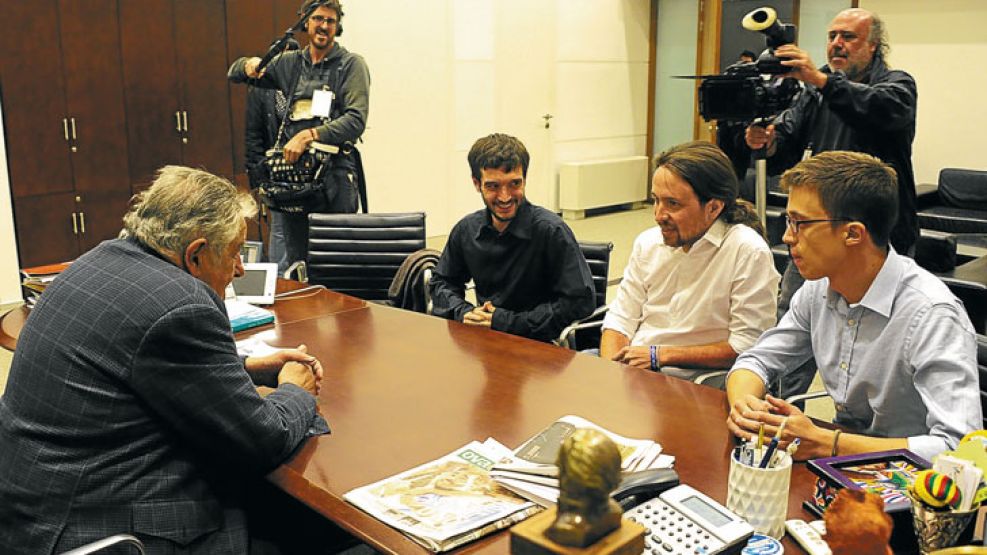 Admiracion. Iglesias y Errejón con el ex presidente uruguayo Mujica, en una gira por la región.