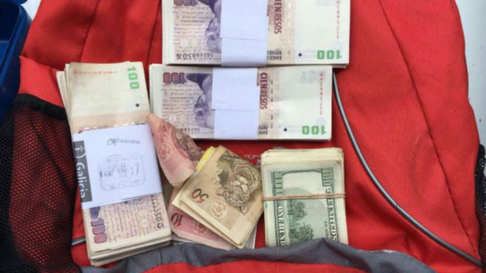 En los bolsos encontraron 150 mil pesos, 3 mil dólares, billetes de Brasil y un estuche con muchos objetos de valor.