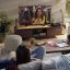 familia-mirando-television