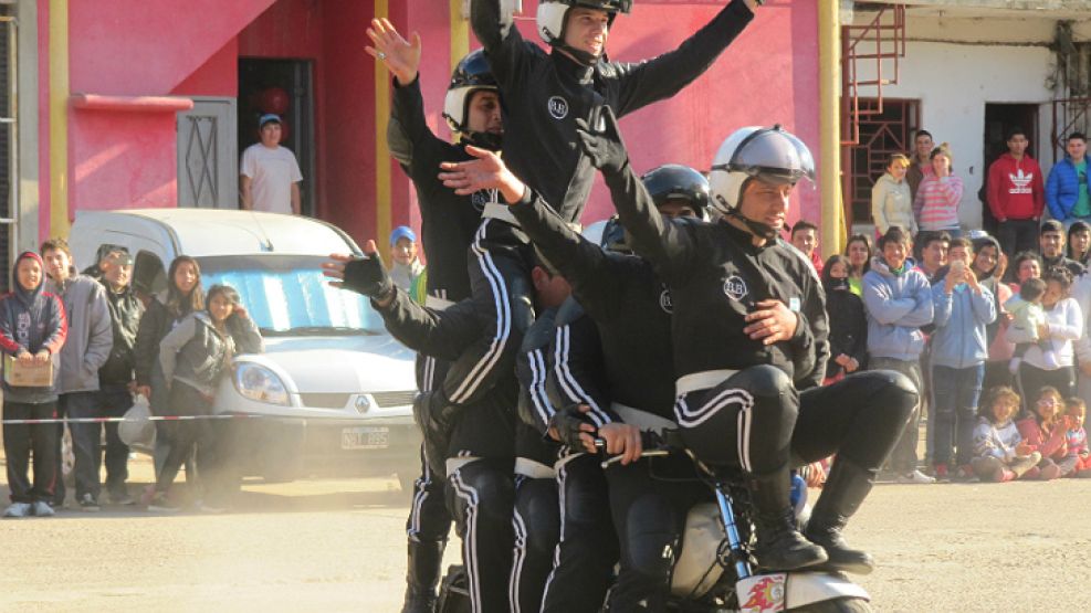 Exhibición de destreza acrobática sobre motos de la Policía Federal.