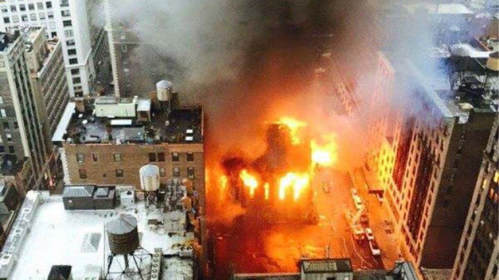 Catedral ortodoxa de Nueva York, en llamas.