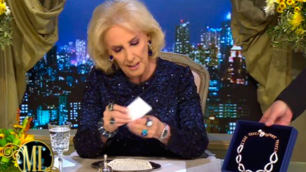 Mirtha recibió un collar y un anillo de parte de Hugo Moyano y su mujer.