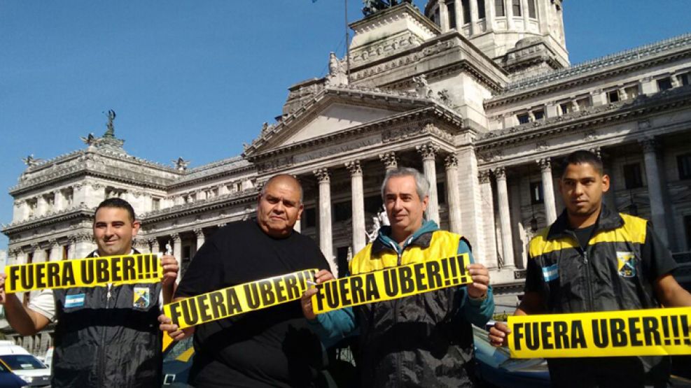 Los taxistas protestan contra Uber y la Ciudad es un caos