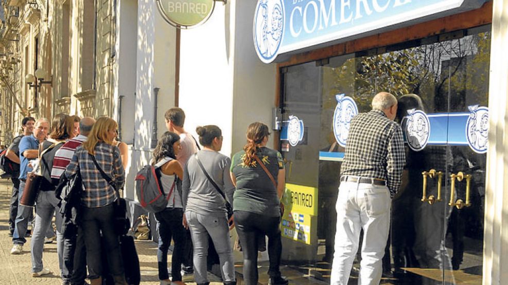 Deja-vu. El cepo había creado el “dólar Colonia”, con argentinos retirando divisas en Uruguay. Ahora hay más depósitos en bancos.