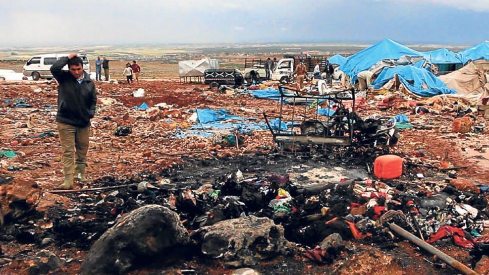 Horror. Restos carbonizados del campamento que fue atacado por aviones aún no identificados.