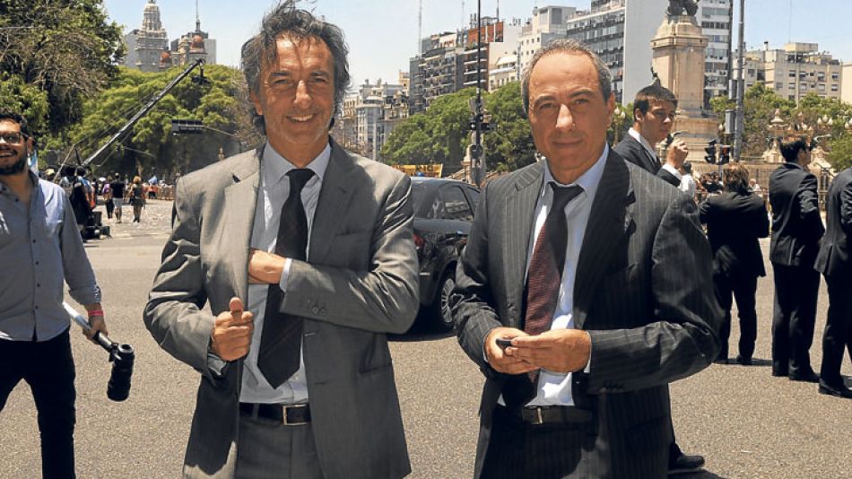 Familia. Angelo y Fabio Calcaterra rumbo a la Casa Rosada para participar de la asunción de su primo, el presidente Mauricio Macri.