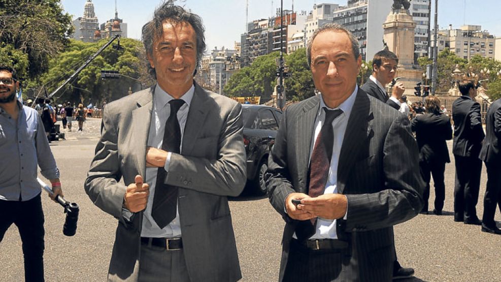 Familia. Angelo y Fabio Calcaterra rumbo a la Casa Rosada para participar de la asunción de su primo, el presidente Mauricio Macri.