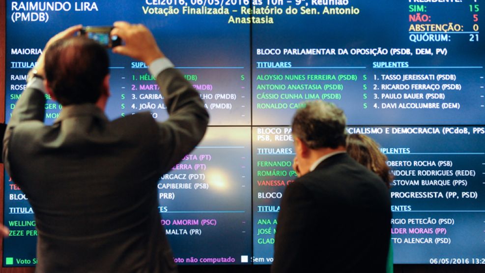 MAYORÍA. Quince senadores votaron contra Dilma.