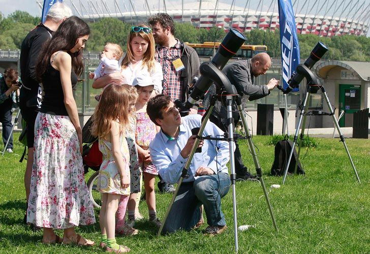 Debido a su diminuto tamaño, observar el evento con seguridad requiere un telescopio o binoculares de alta potencia, con filtros solares hechos de vidrio especialmente recubierto o Mylar, advierte la NASA.