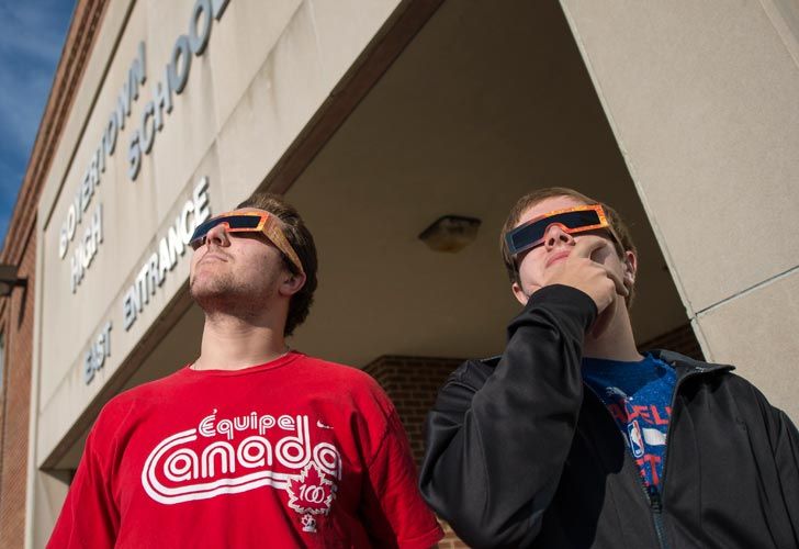 Debido a su diminuto tamaño, observar el evento con seguridad requiere un telescopio o binoculares de alta potencia, con filtros solares hechos de vidrio especialmente recubierto o Mylar, advierte la NASA.