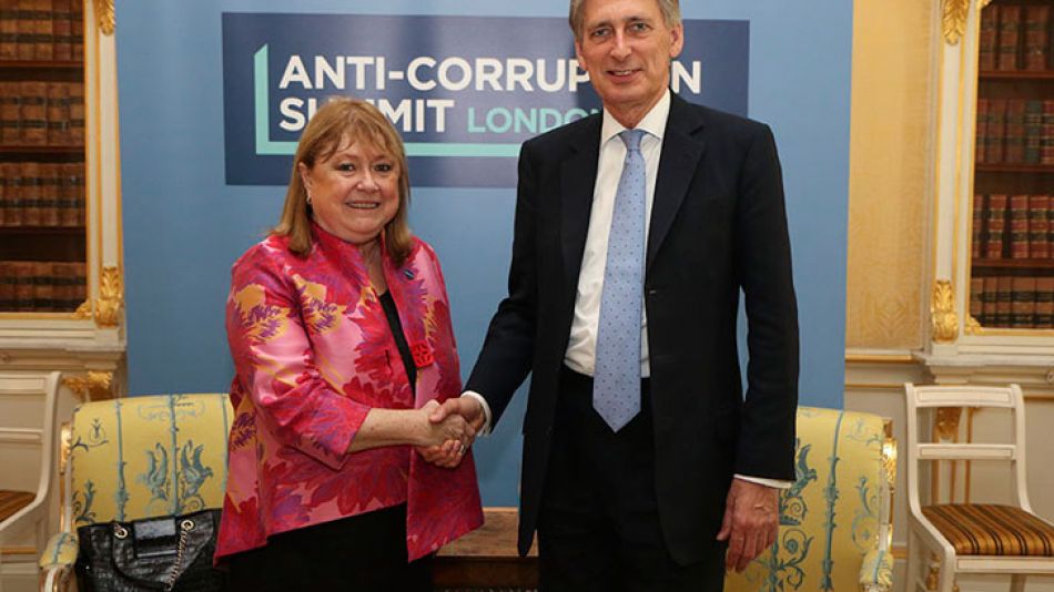 La canciller durante el encuentro con su par inglés.
