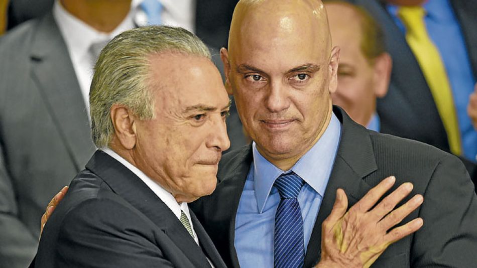 Jura. El presidente interino después de tomar juramento al ministro de Justicia, Alexandre de Moraes.