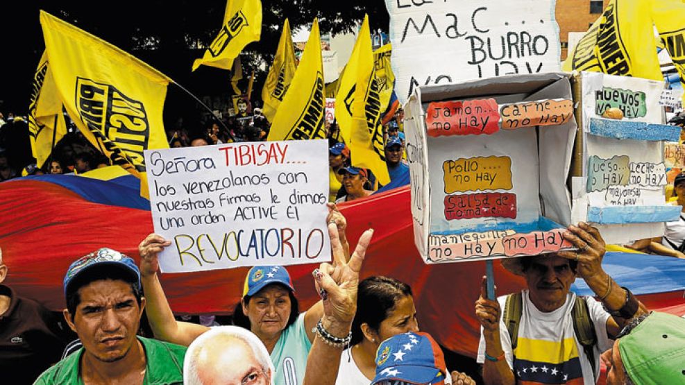 Reclamo. Los opositores quieren votar para extinguir el mandato de Maduro. 
