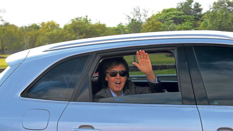 Saludo. Sábado a las 12, Paul sale del aeropuerto a toda velocidad en un Audi A5, camino a una estancia. 