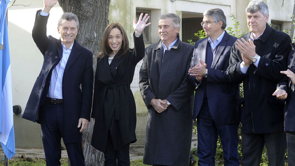 Macri estuvo acompañado por la gobernadora de Buenos Aires, María Eugenia Vidal, los ministros de Comunicaciones, Oscar Aguad; de Modernización del Estado, Andrés Ibarra, y de Agroindustria, Ricardo B