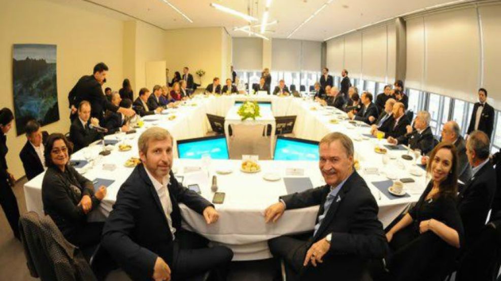 Frigerio y los gobernadores. Schiaretti cambió la tradicional mesa oval por una cuadrada, sin cabeceras, para que nadie se sintiera en un lugar menos privilegiado.