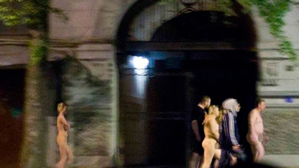 Quienes fueron capturados debieron caminar desnudos a lo largo de cinco cuadras.