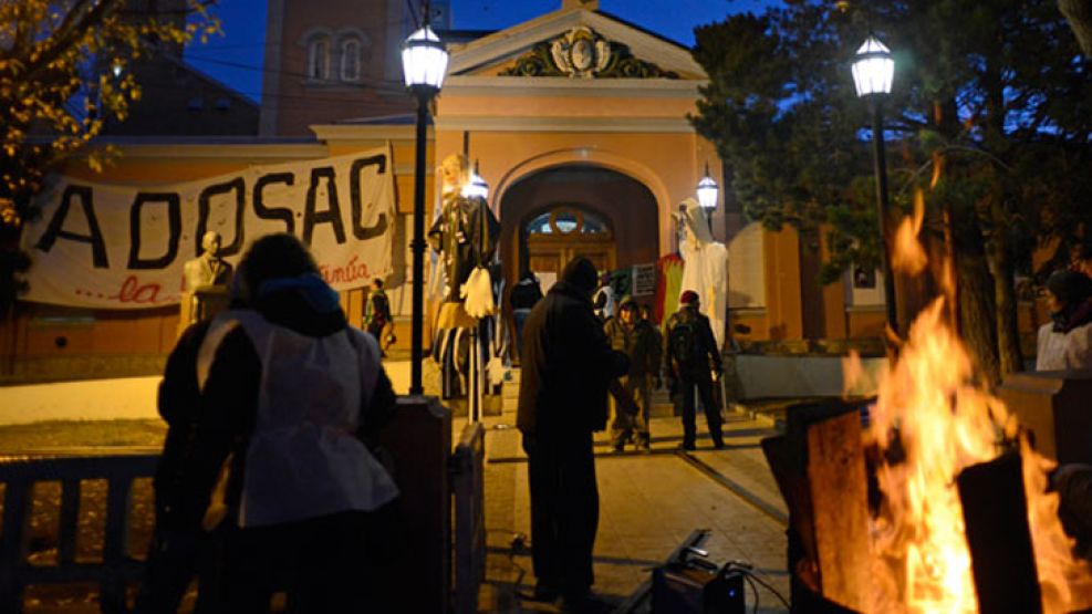 Se instaló una carpa en los jardines que bloquea la entrada y salida de personas.