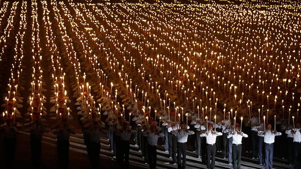 Impactante desfile de antorchas en Corea del Norte.