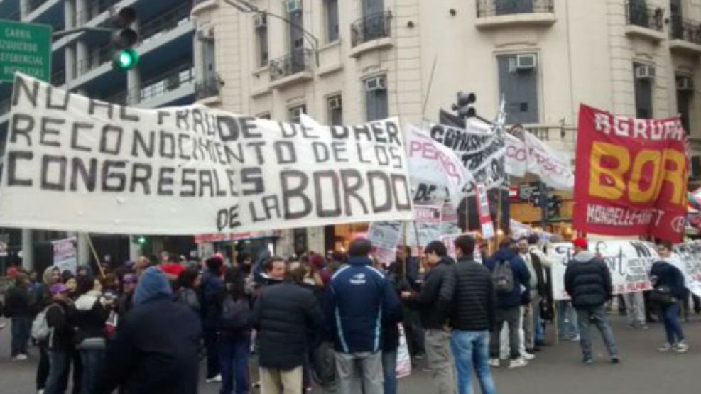 Trabajadores del Sindicato de la Alimentación realizan un piquete contra el veto a la emergencia laboral.