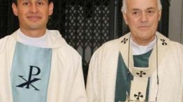Miguel Oviedo, izquierda, el día que se ordenó. En la foto aparece junto al arzobispo de Paraná, Juan Puiggari.