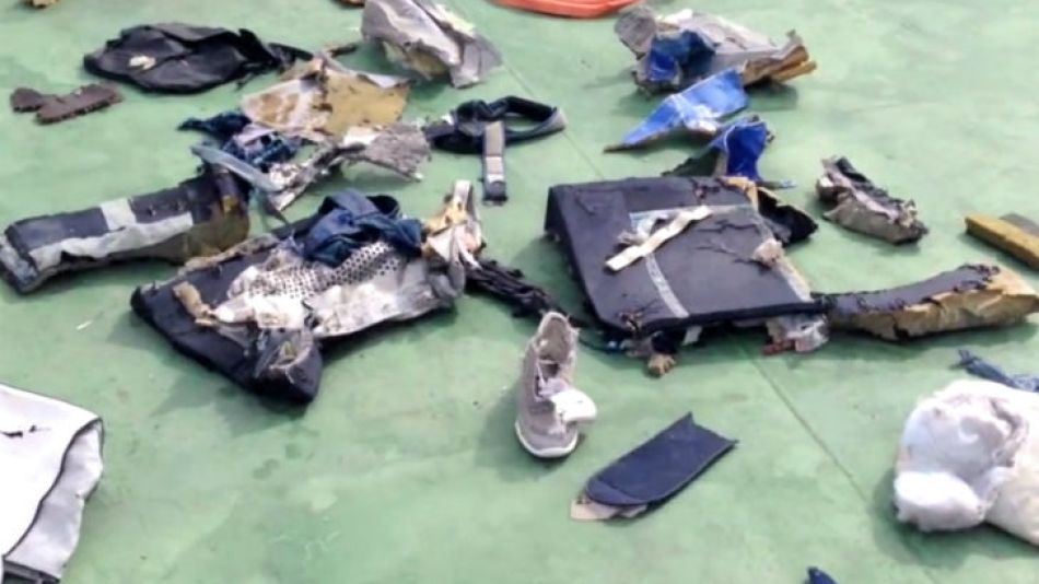 Entre los restos se pueden identificar chalecos salvavidas, zapatos, almohadones y prendas de ropa algo deterioradas por el impacto.