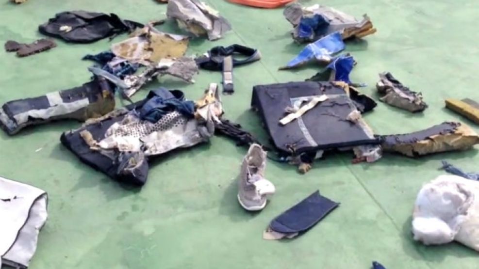 Entre los restos se pueden identificar chalecos salvavidas, zapatos, almohadones y prendas de ropa algo deterioradas por el impacto. 