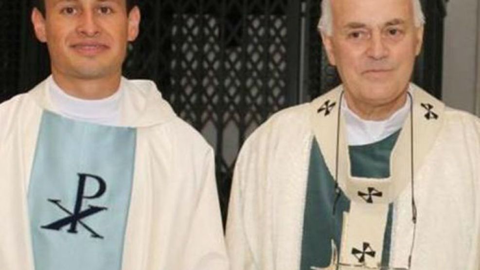 Miguel Oviedo, izquierda, el día que se ordenó. En la foto aparece junto al arzobispo de Paraná, Juan Puiggari.
