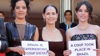Protesta. Braga, rodeada por Maeve Jinkings y Emilie Lesclaux, contra el golpe de Estado en Brasil.
