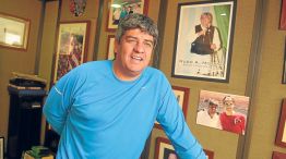 En su despacho. El más filoso de los Moyano guarda imágenes de su padre, de Independiente, de Maradona y de sus encuentros con Chávez y el tenista Roger Federer.