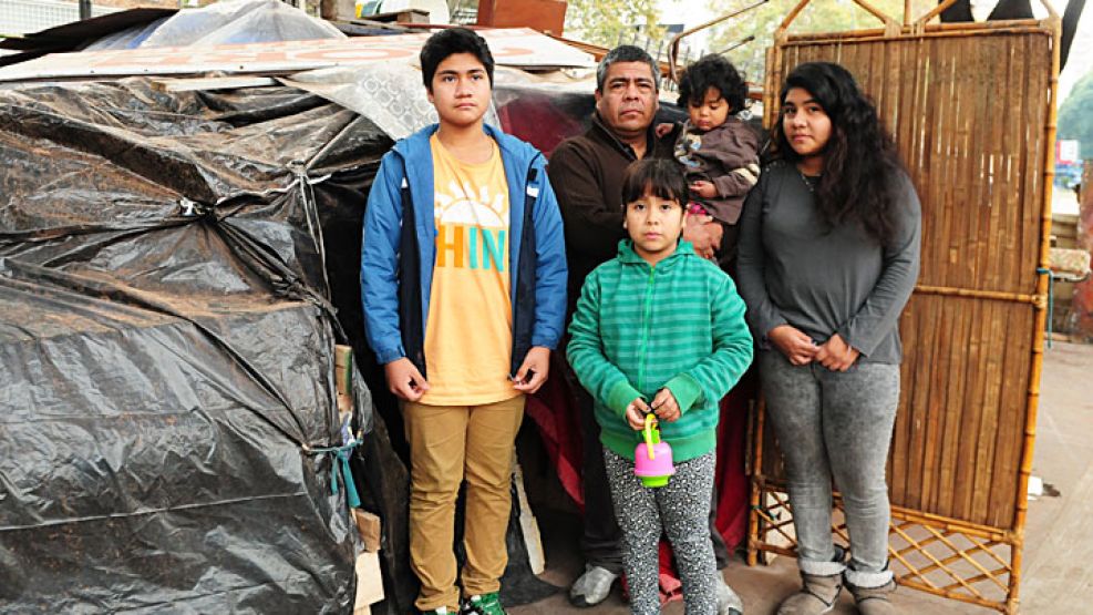 Grave. Desde hace tres meses Ramón vive en la calle con su familia.