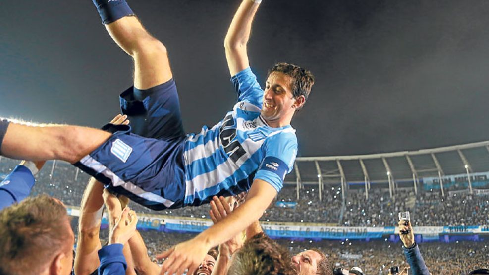 Querido. Los compañeros también le hicieron su fiesta al capitán. Saja rompió en llanto. Se fue el último bicampeón de Racing.