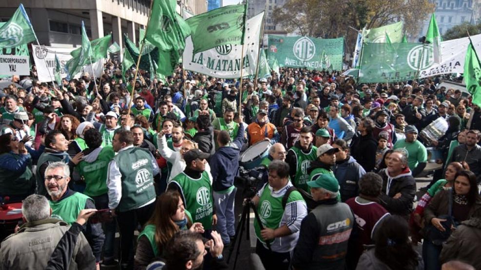 Afiliados al sindicato de trabajadores estatales ATE bloquearon durante algunas horas el cruce de las avenidas De Mayo y 9 de Julio.