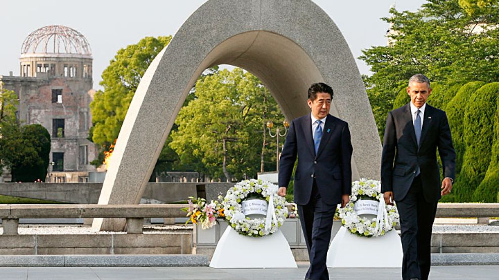 Inédito. Fue el primer viaje de un jefe de Estado norteamericano en funciones a Hiroshima. Recorrió el Memorial con el premier japonés, Shinzo Abe, y pidió un mundo sin armas nucleares. <br>