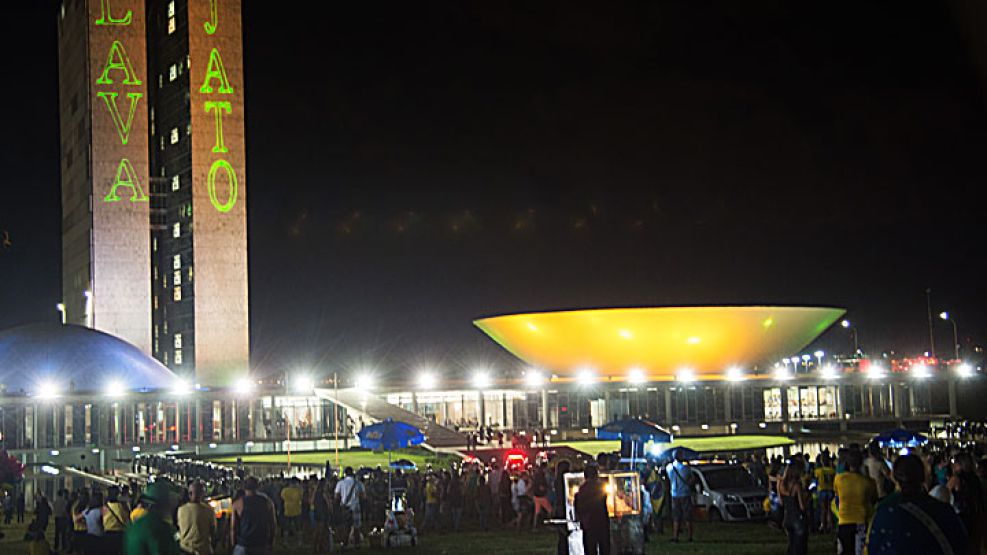 Que se vayan todos. Las icónicas torres del Congreso brasileño reflejan la investigación que sacude la clase dirigente en el país, ante el estupor de su sociedad.
