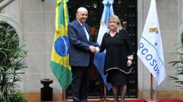 ANTES Y DESPUÉS. Malcorra recibió al canciller de Temer con la bandera del Mercosur.