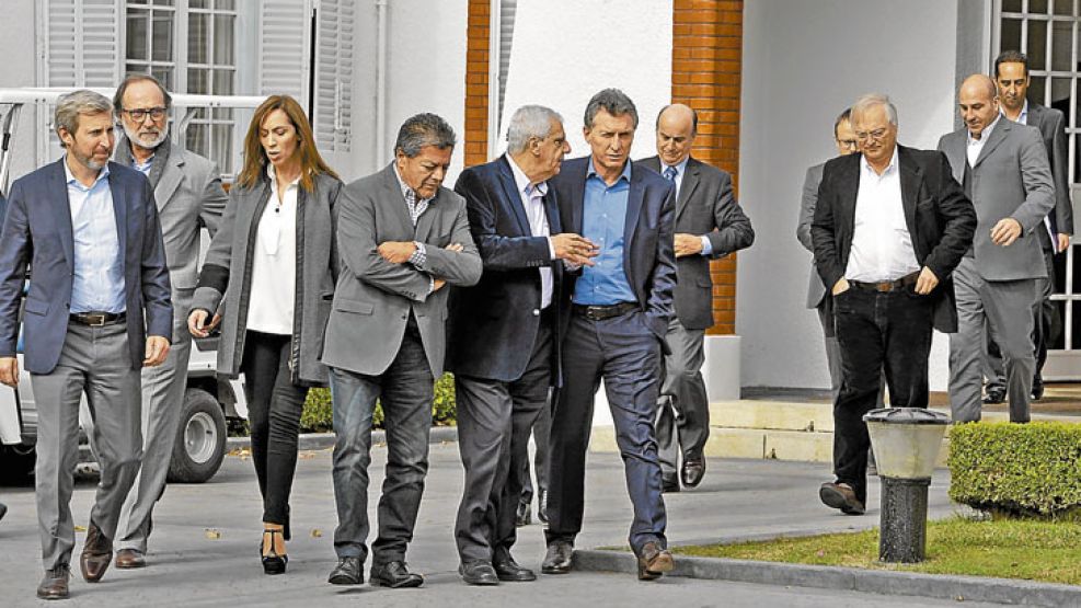 Acuerdos. Hace dos semanas, el presidente escucha a José Luis Lingeri tras una reunión en Olivos.