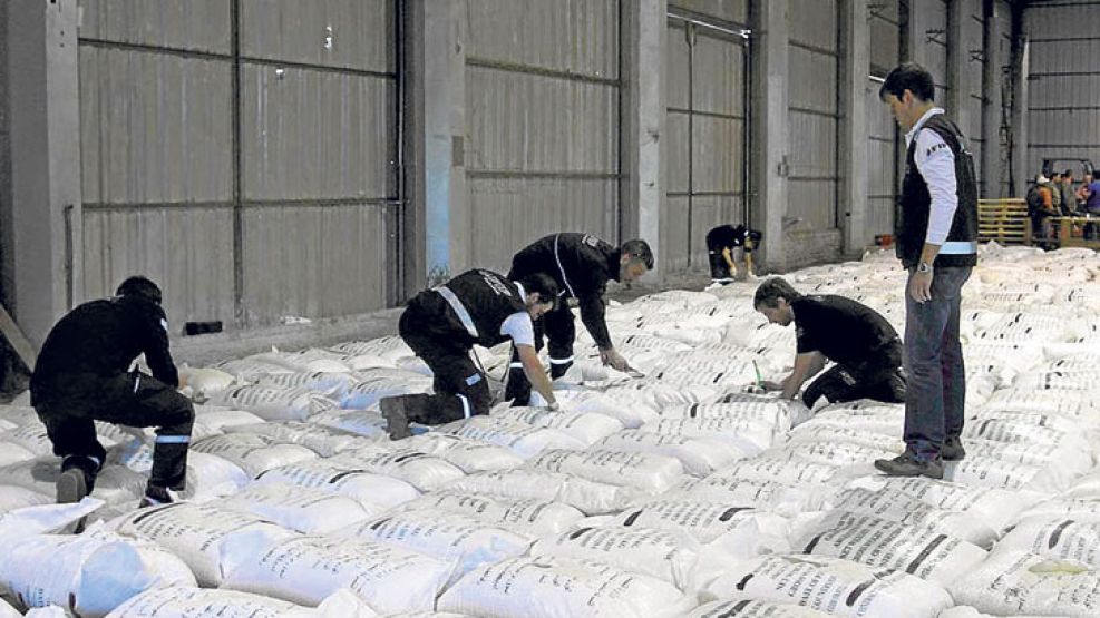 Maniobra. El hallazgo de arroz impregnado con cocaína en un cargamento que iba a ser enviado a Europa vía Africa. 